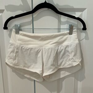 Lululemon women’s low rise 2.5inch speed up shorts. White. Size 2
